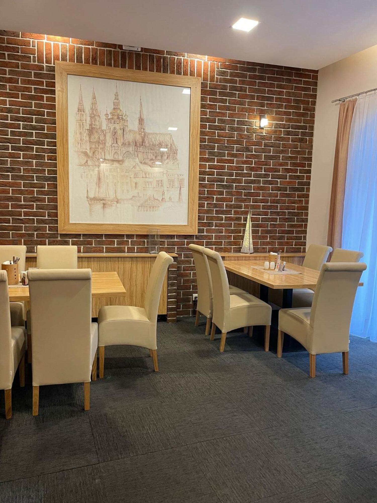 Hotel U Mesta Prahy Nachod Bagian luar foto