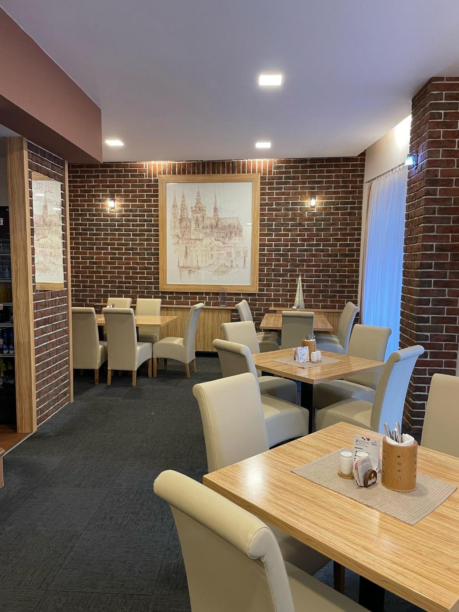 Hotel U Mesta Prahy Nachod Bagian luar foto